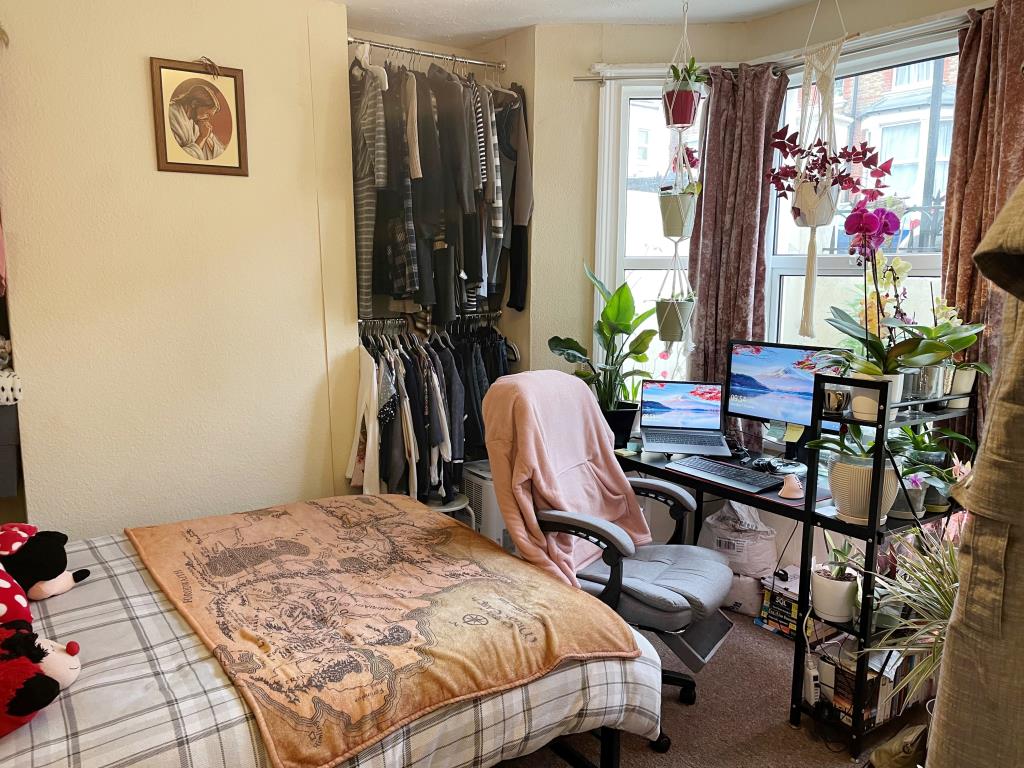 Lot: 71 - PATIO FLAT FOR INVESTMENT IN CITY CENTRE - Front double bedroom with bay window